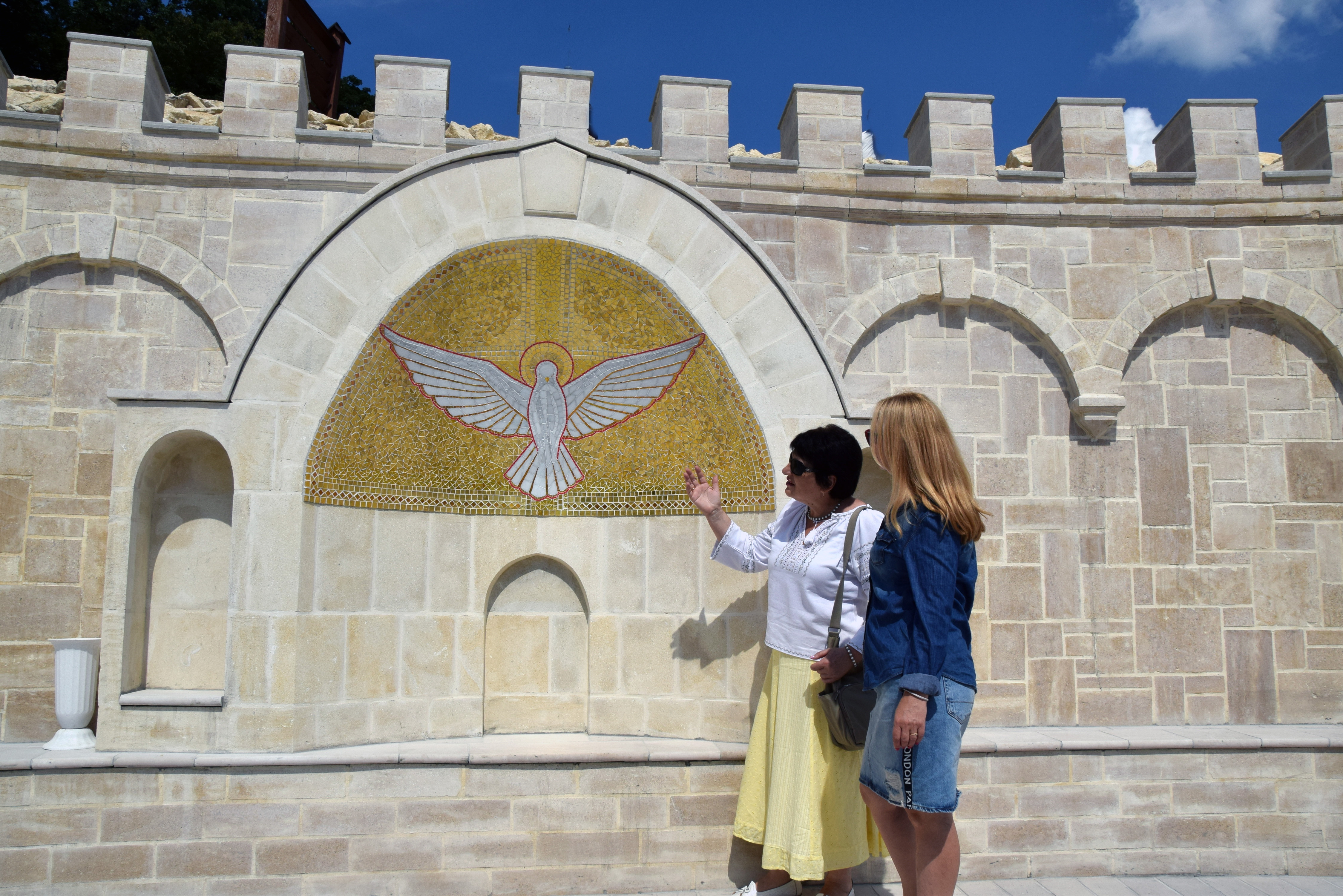Паломниці оглядають мури «Українського Єрусалиму»